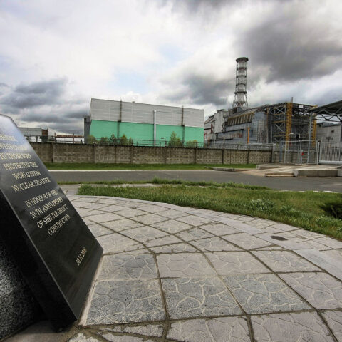 1280px-Chernobyl-4_and_the_Memorial_2009-001